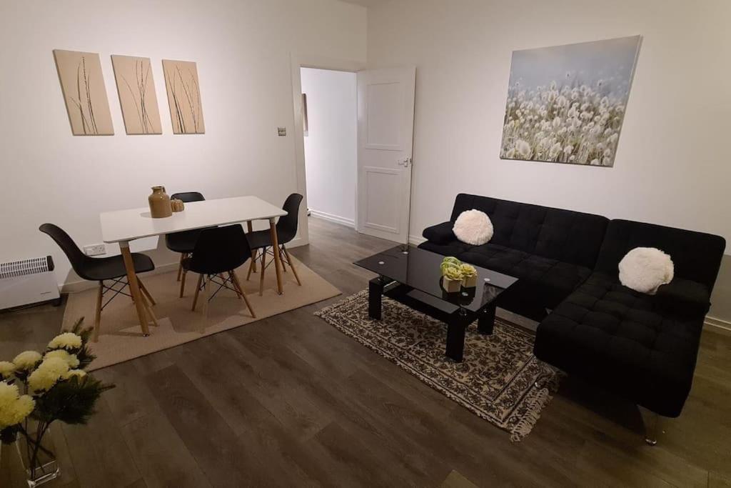 Luxury 1 Bedroom Flat In The Heart Of Wood Green 伦敦 外观 照片