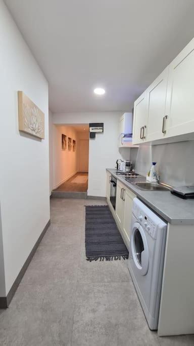 Luxury 1 Bedroom Flat In The Heart Of Wood Green 伦敦 外观 照片