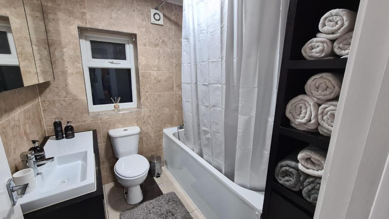 Luxury 1 Bedroom Flat In The Heart Of Wood Green 伦敦 外观 照片