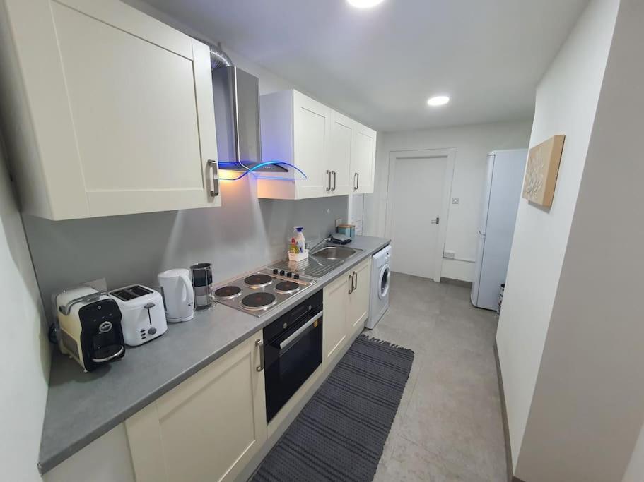 Luxury 1 Bedroom Flat In The Heart Of Wood Green 伦敦 外观 照片