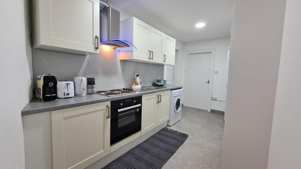 Luxury 1 Bedroom Flat In The Heart Of Wood Green 伦敦 外观 照片